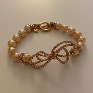 NWOT Feminine 7 inch simulated pink/peach pearl bracelet rhinestone bow